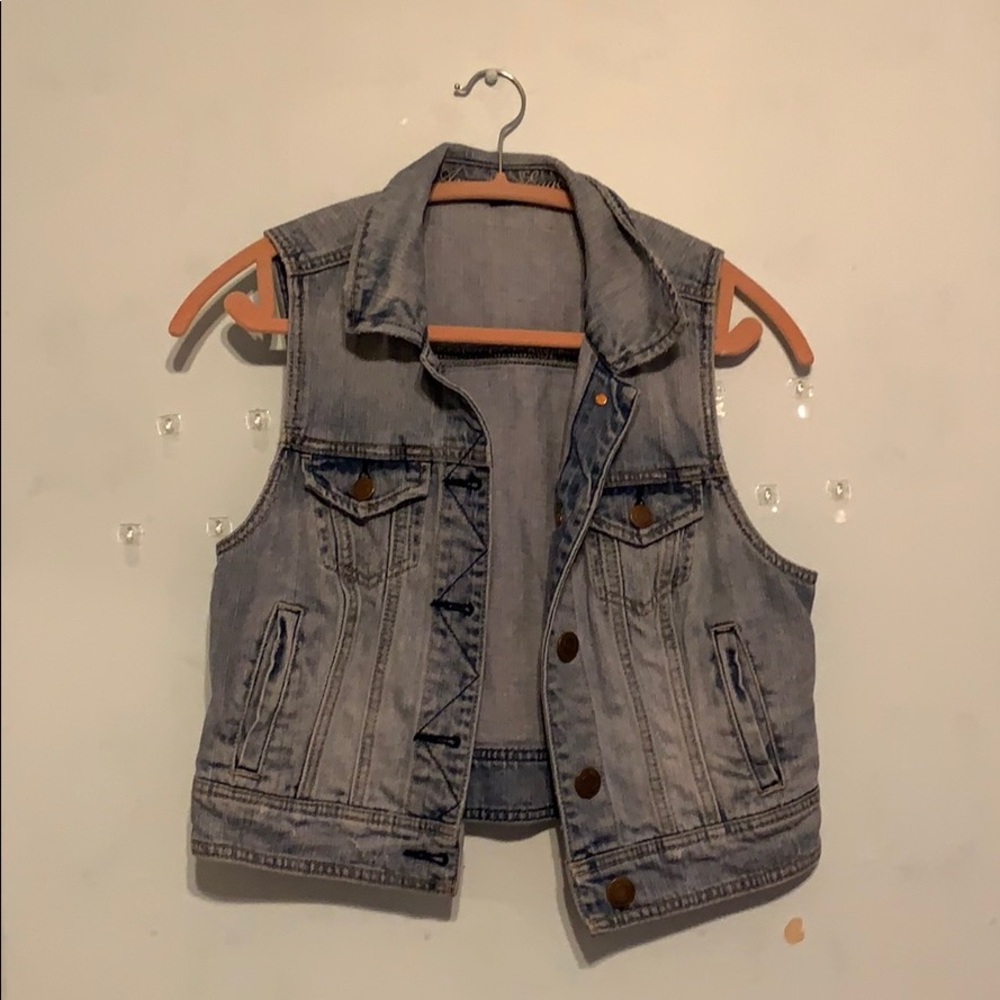 Women’s Medium Light Wash Jean Jacket AE